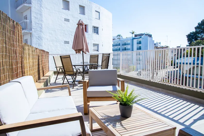 Apartment with large terrace 4 minutes from the beach - Image 1