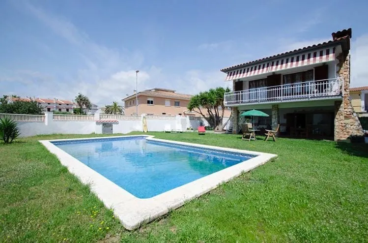 Villa with saltwater pool near the sea - Image 1