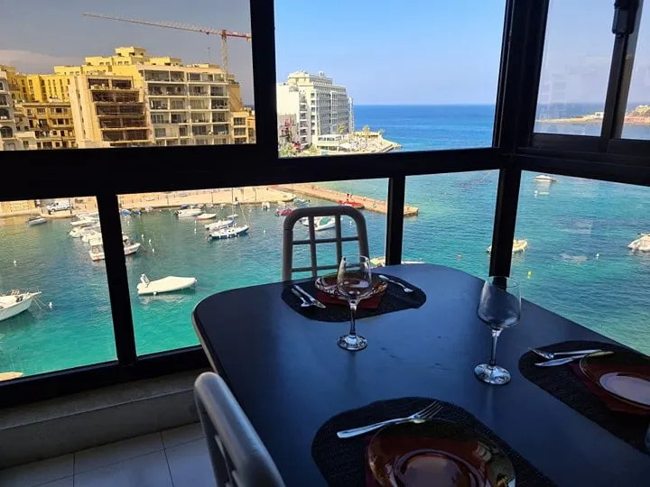 Spinola Bay Sea Front Apt 6 - Image 1