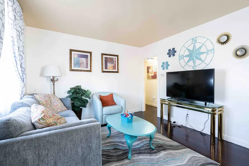 ★ Fun Retro Bungalow Close to Airport & Downtown ★ - Image 1