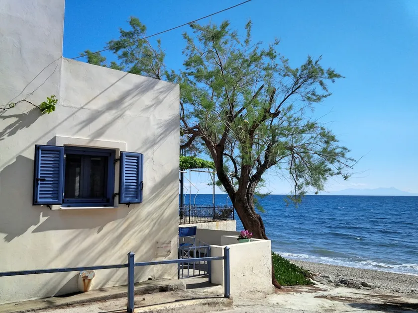 Floras Charming Waterfront House - Image 1