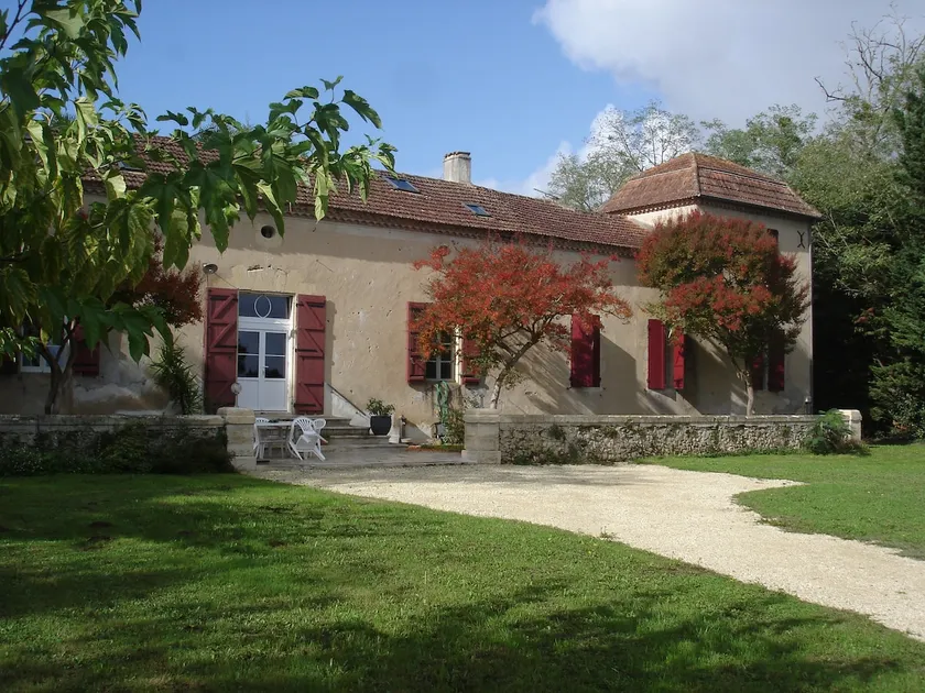 Stay on the upper floor of a mansion and studio - Image 1