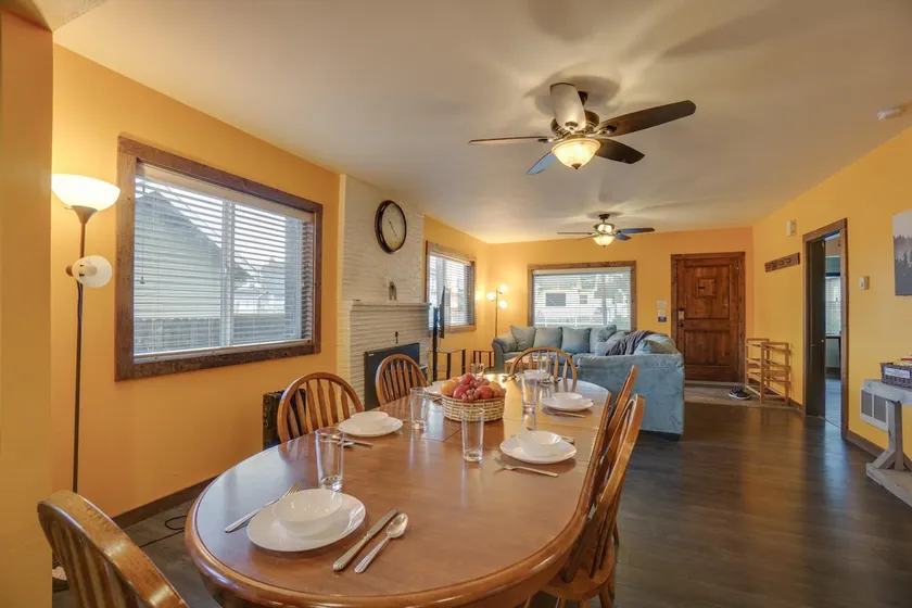 Spacious 5BR with Fenced Backyard - Image 1
