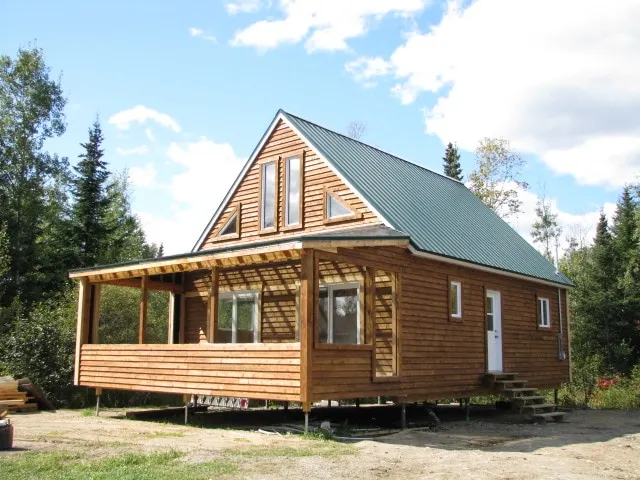 Cottage with fireplace and hot tub - Image 1