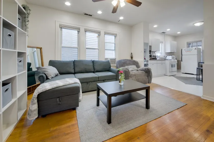 Charming 2BR Historic Chicago Flat w/ Patio &WiFi - Image 1