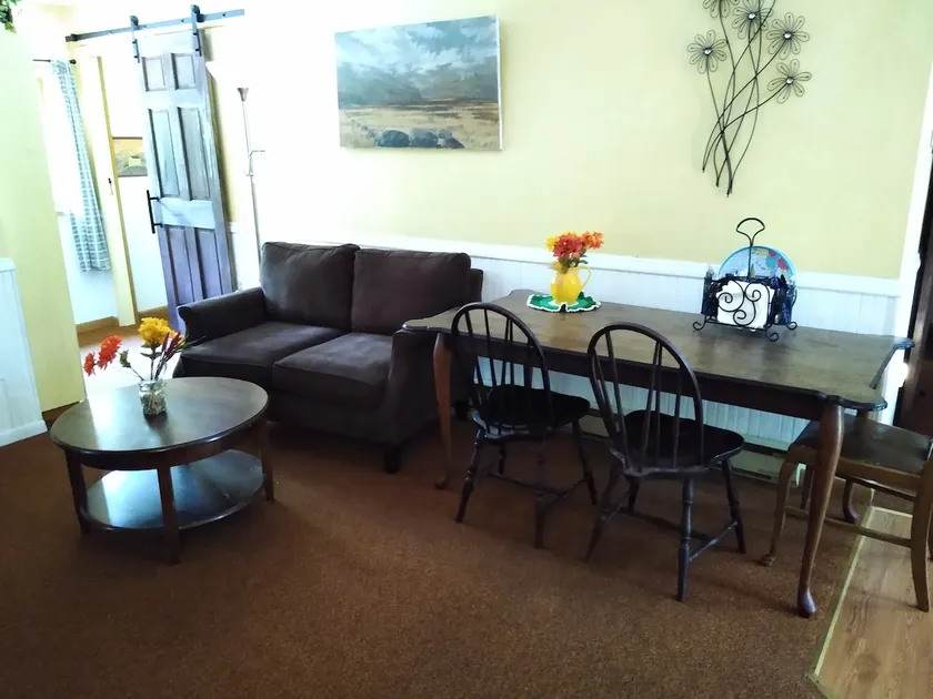 Sunflower Suite at Seymour Station - Image 1