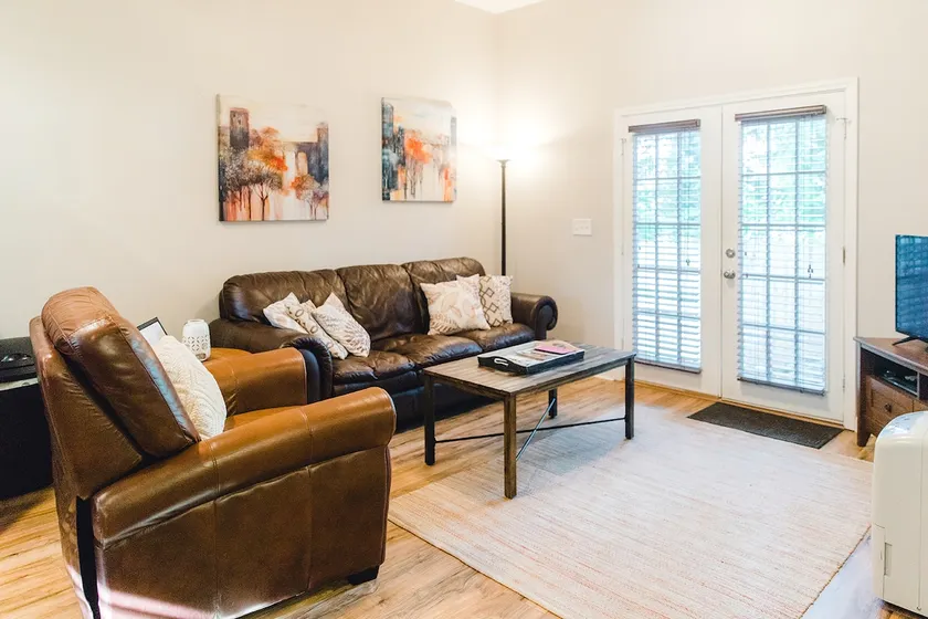 Charming First Floor Carriage House Apartment A - Image 1