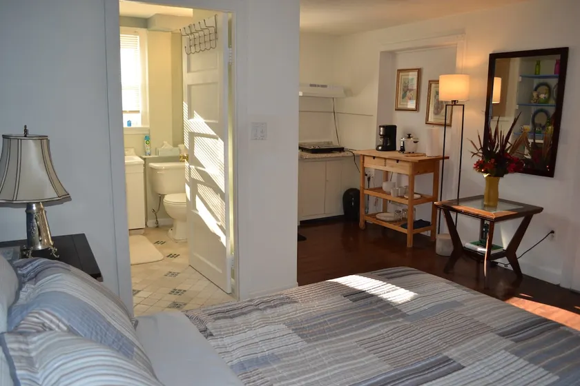 Private entrance, private bathroom, quiet zone. - Image 1