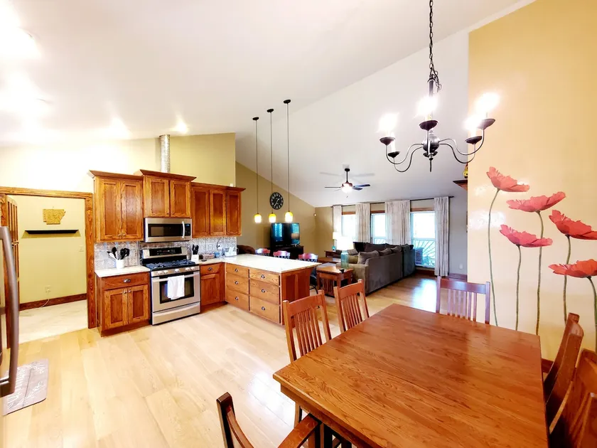 Large Home-3 minutes to Fairfield Bay Marina - Image 1