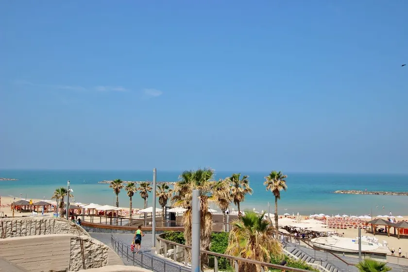 VACATION APARTMENT IN TLV NEXT TO HILTON BEACH - Image 1