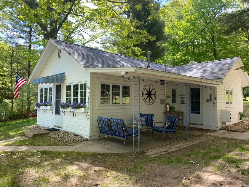 Little White Cottage near Hamlin Lake - Image 1