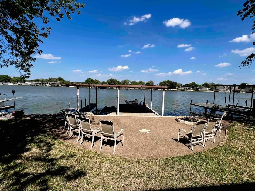 Entire Lakefront home Cozy 4bds 2.5bath sleeps 12 - Image 1