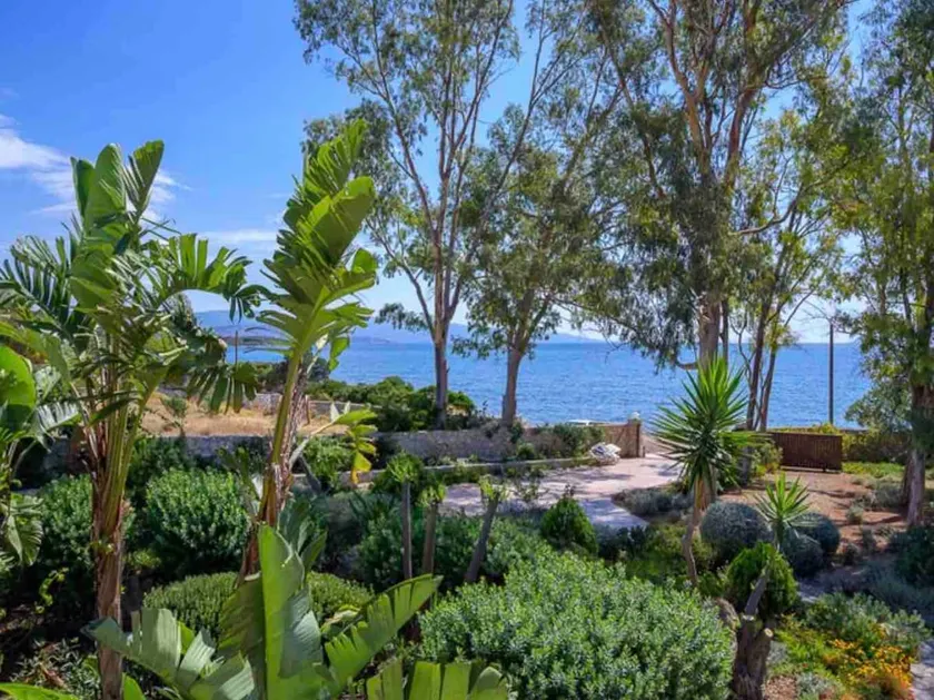 Aeolos beachfront family residence - Image 1