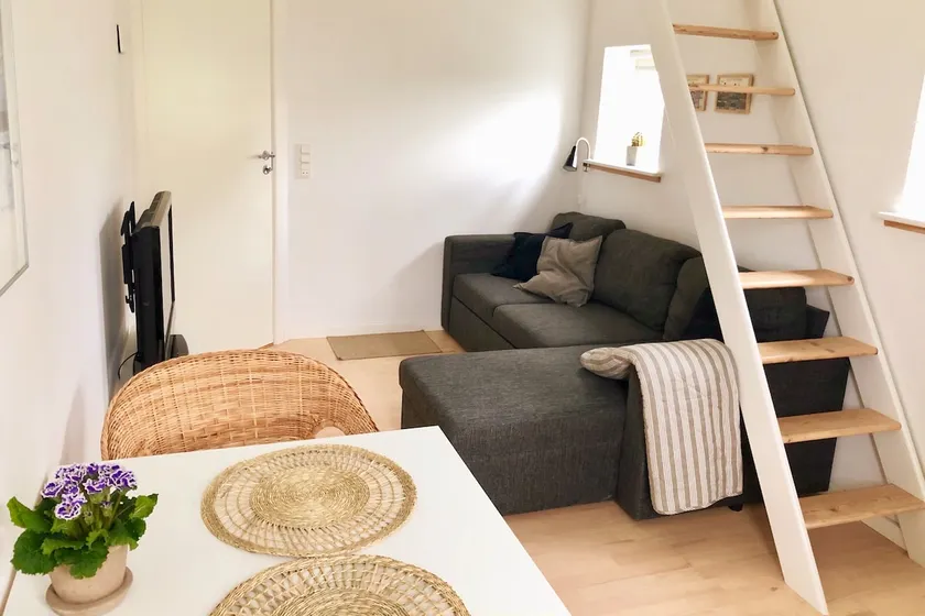 Lovely bright 1 bedroom apartment with a patio. - Image 1