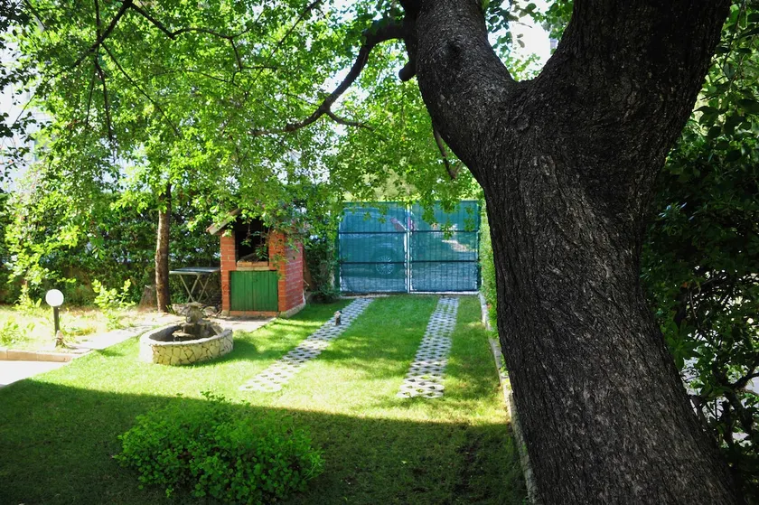 Green Garden Apartment - Image 1
