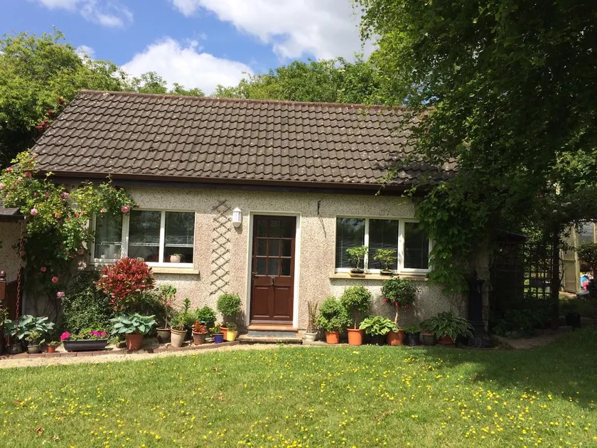 Mews with garden views - Image 1