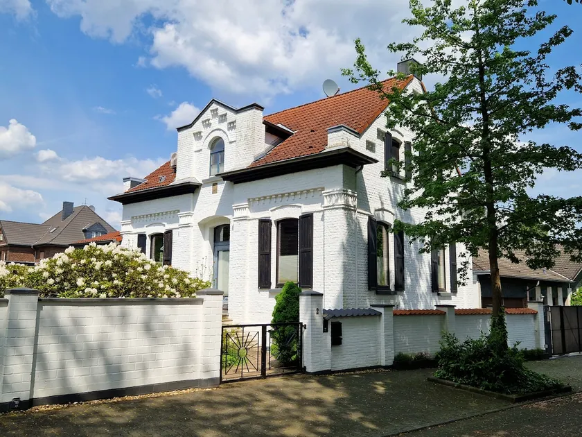 Historic villa with garden, luxury - Image 1