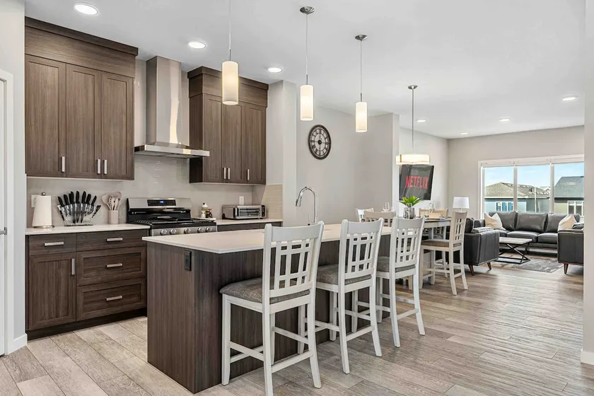 Spacious Home 3BR 6 Beds with Office and Parking - Image 1
