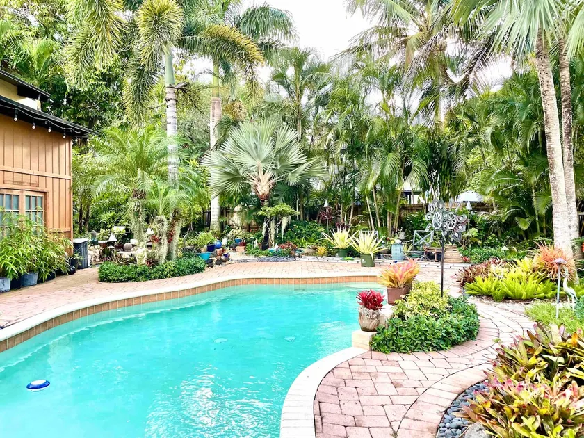 Tropical Oasis Haven 3BR w/Pool - Image 1