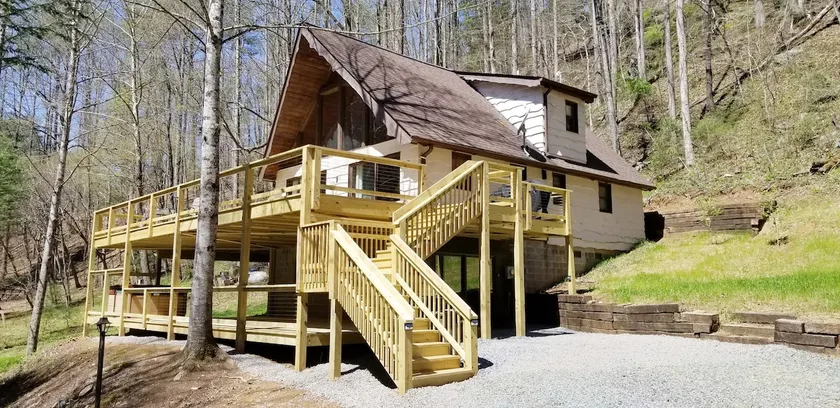 Privat hytte på 11 hektar, 1500ft af Stocked Trout Stream, WIFI, Hot Tub - Image 1