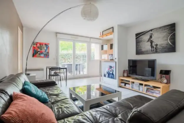 BEAUTIFUL APARTMENT WITH TERRACE IN CHARTRONS - Image 1