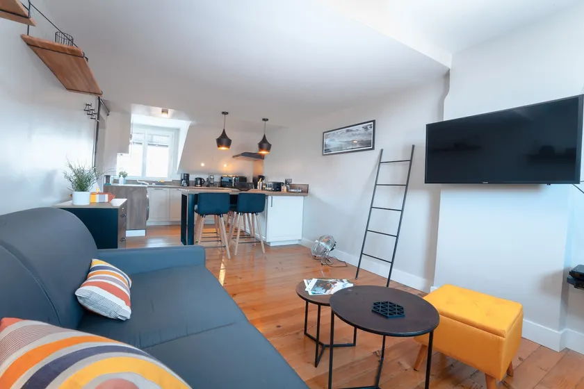 Love at first sight for this renovated 2 bedroom hyper-central apartment - Image 1
