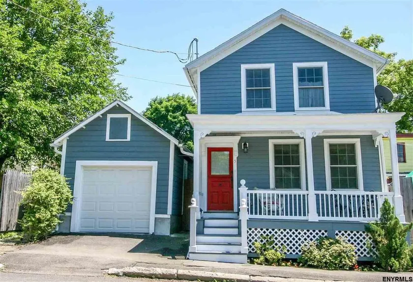 Bungalow Hudson - steps from Warren w/ huge patio! - Image 1
