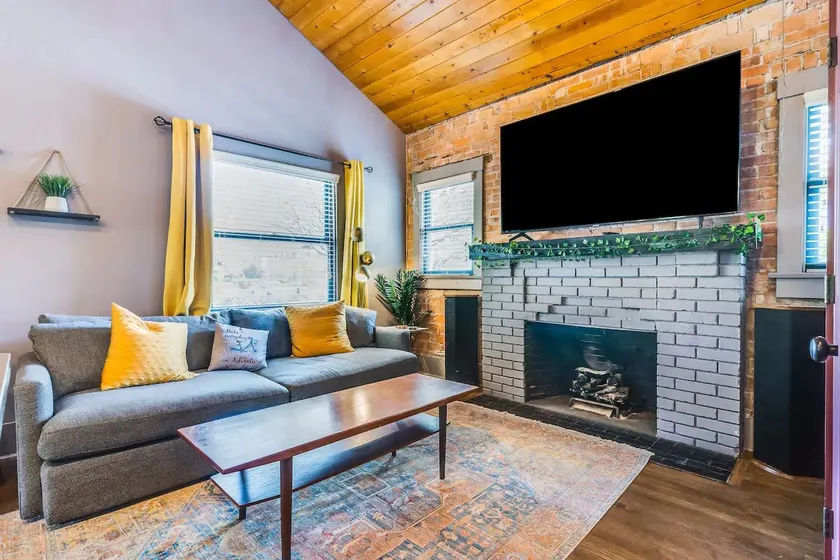 2BR Happy Cactus Retreat • Free Parking - Image 1