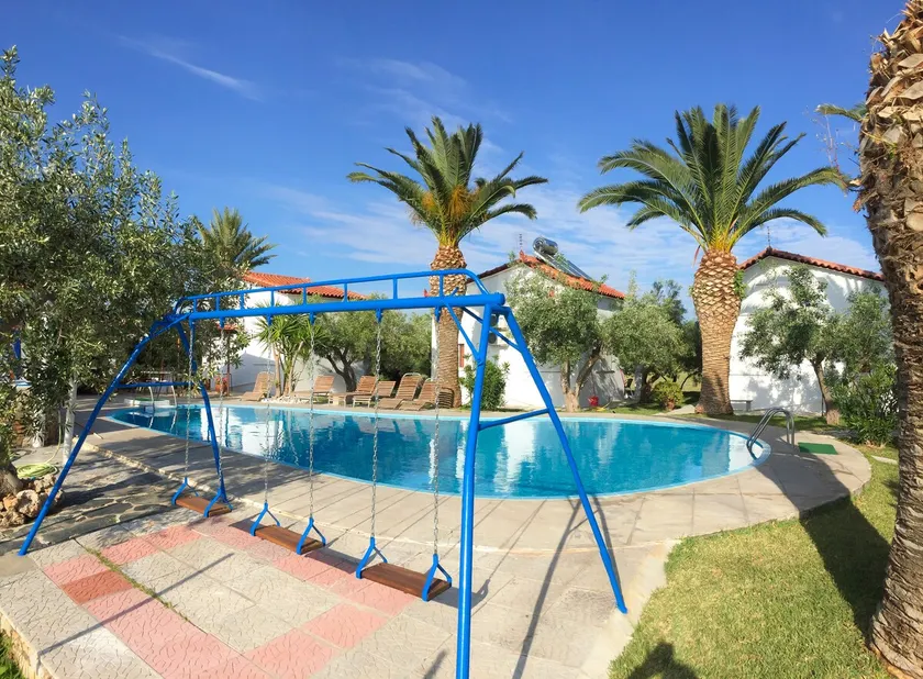 Family home with garden and swimming pool - Image 1