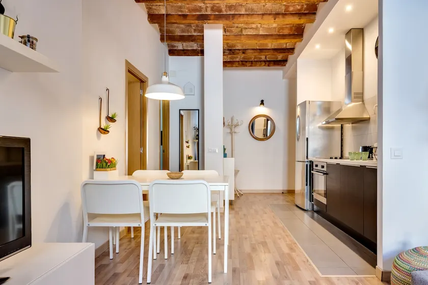 Charming & Convenient Apartment Near Plaza Espanya - Image 1