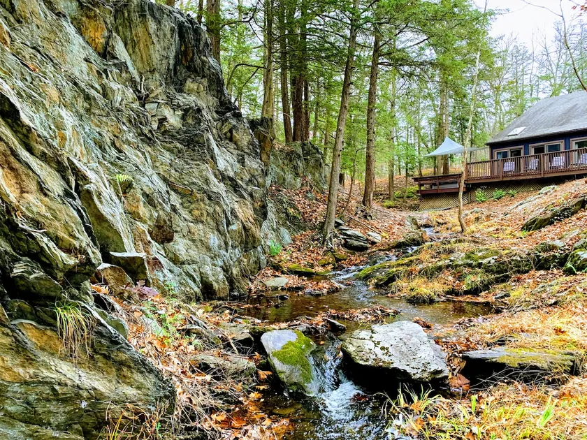 4Br Mountain Brook House on 130 acres w/ trails - Image 1