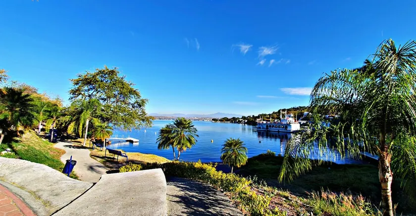 Apartment with private dock and lake view - Image 1