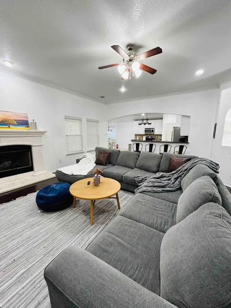 Charming Luxury 4BD/2BT Spacious Home Burleson - Image 1