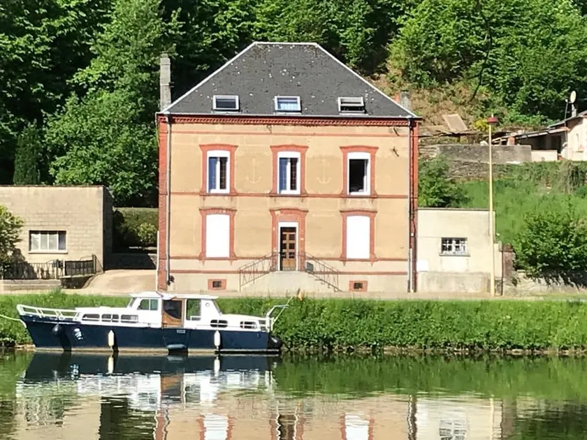 Renovated 90 m² apartment with Meuse view - Image 1