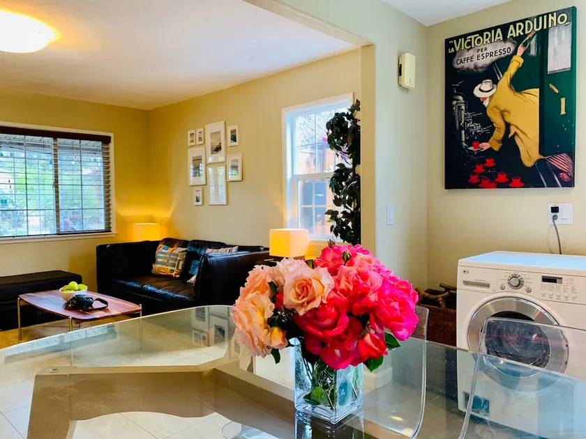 Two bedrooms, one bathroom, large kitchen, private bungalow - Image 1