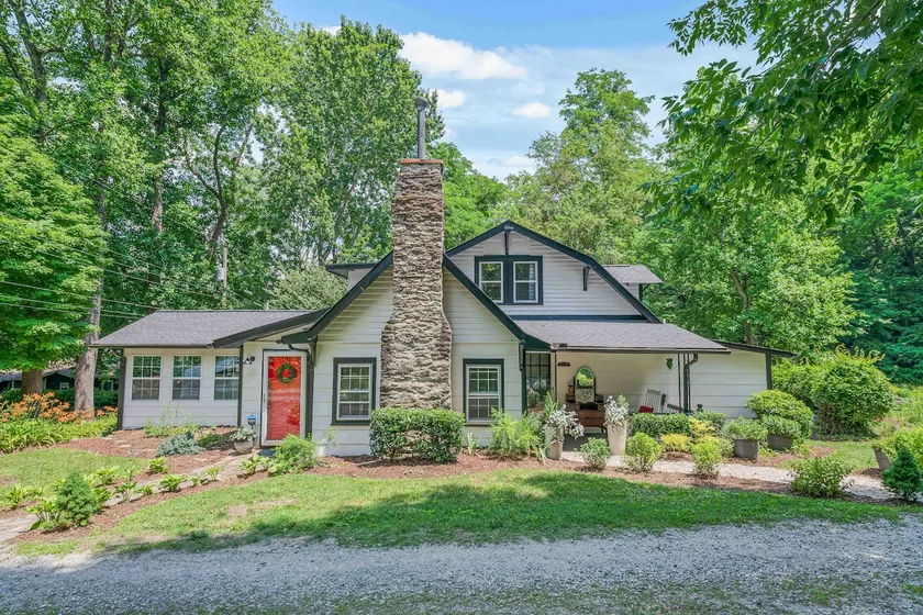 Crimson Cottage, Historic Chimney Rock Gem! - Image 1