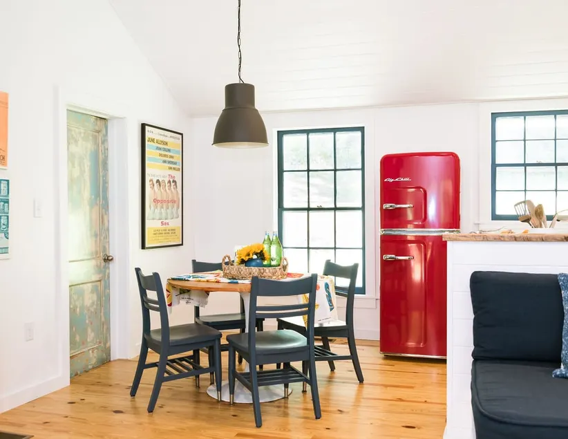 Starshine Cottage: Renovated Vintage Farmhouse - Image 1