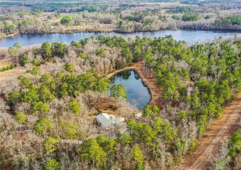 Secluded Family Friendly Lakefront Cabin near I-95 - Image 1
