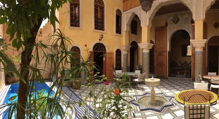 18-person Ruid hotel with swimming pool, 360° view and parking lot - Image 1