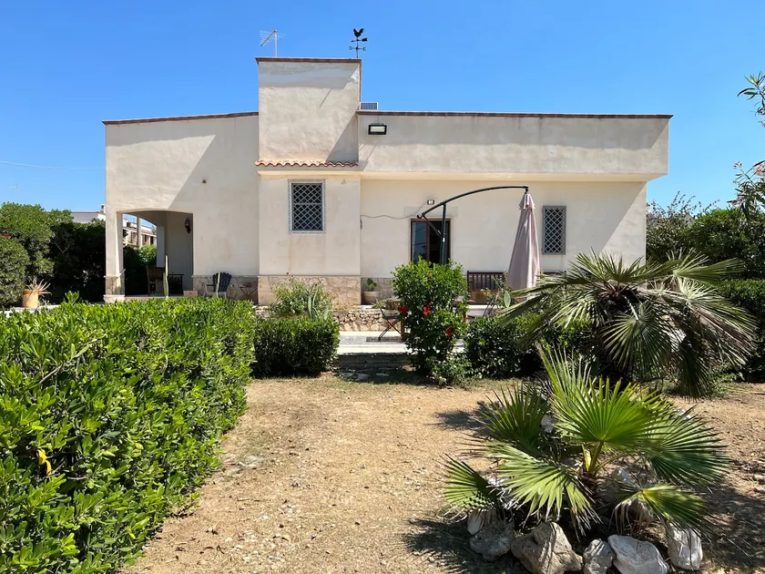 Detached seaside villa with parking - Image 1