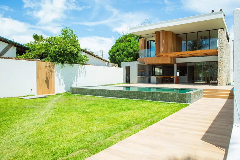 Luxury House with Private Beach and Heated Pool - Image 1