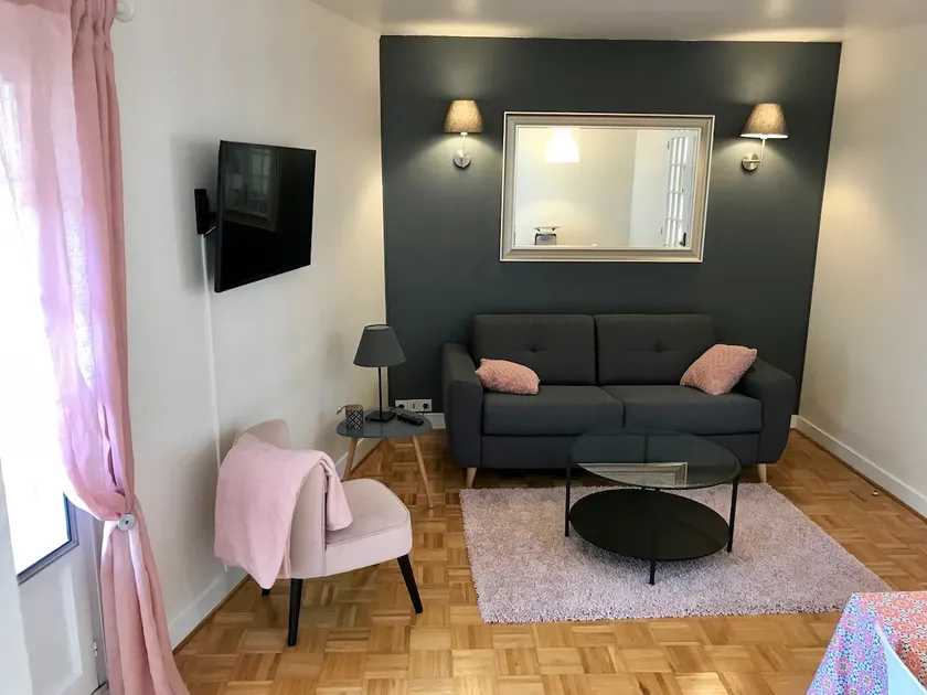 Charming old Chinon apartment – Two bedrooms - Image 1