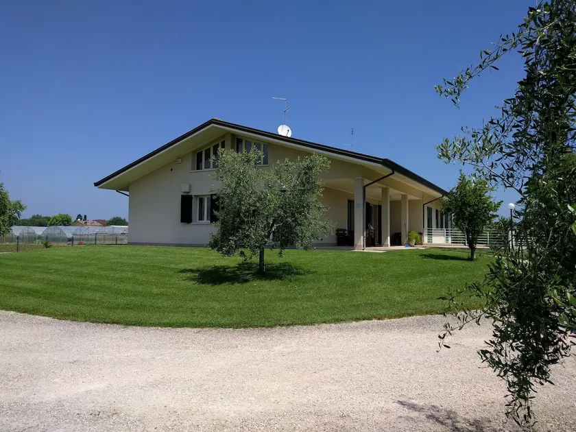 Villa with garden just a short distance from the sea - Image 1