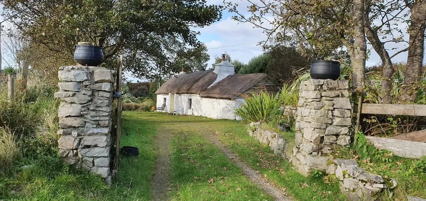 Rural Romantic Thatched Cottage - Image 1
