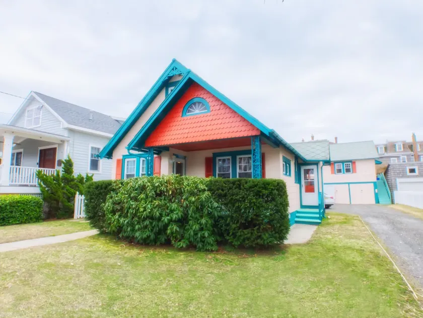 Cozy Seaside Cottage 1 Block to Beach + Beach Box! - Image 1