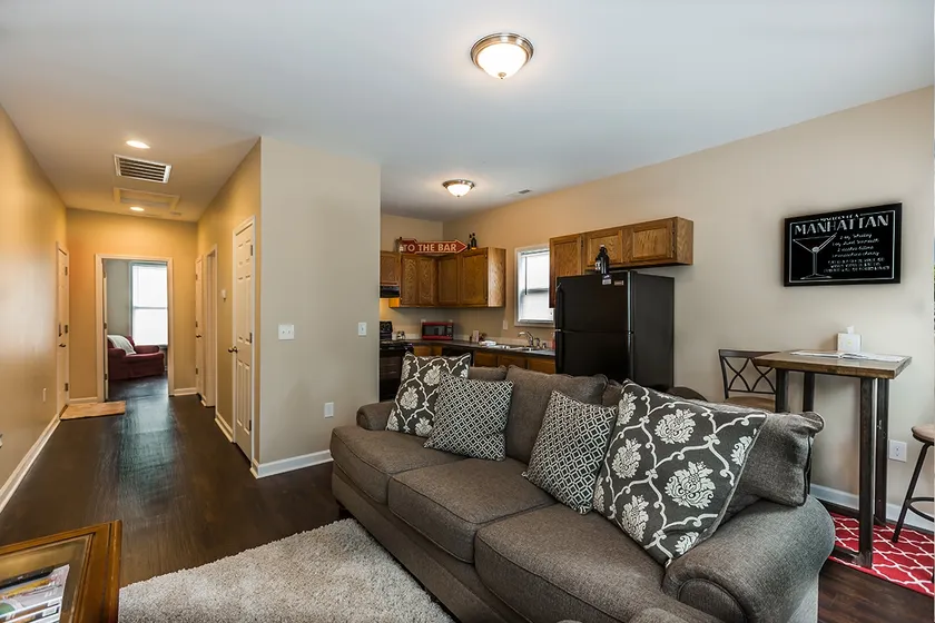 *One Bedroom Apt | One Mile to Downtown Lex* - Image 1