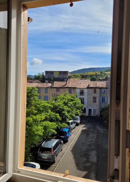 Characterful 2-bedroom home with Château views - Image 1