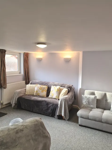Lovely 1 bedroom apartment off road parking. - Image 1