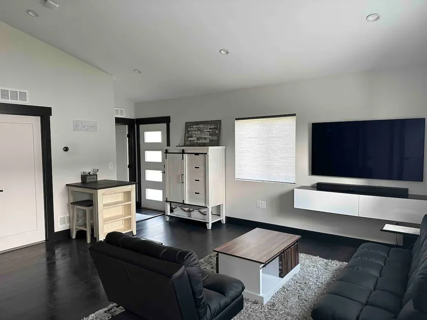 No fees 1bd Ste*Centrally Located Modern Farmhouse - Image 1