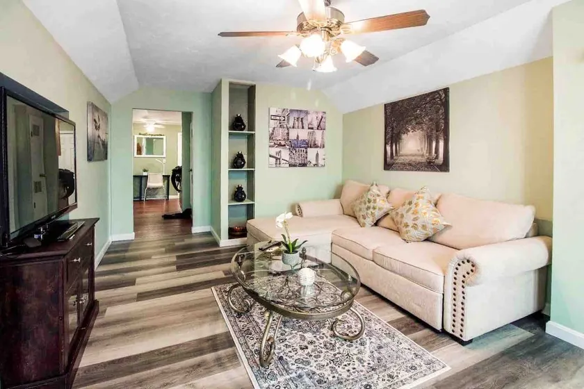 NEAR THE FERRY/ Charming Gem Apt. - Image 1